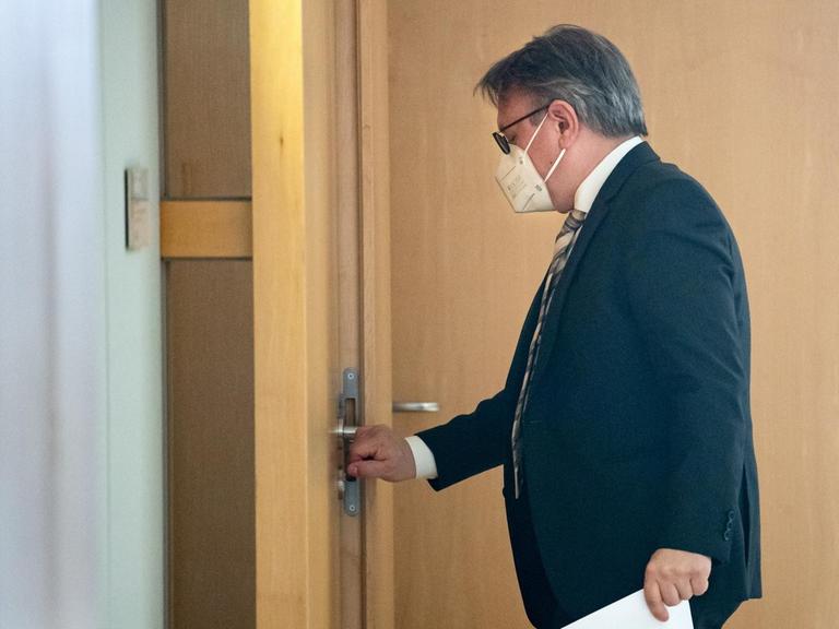 Der Politiker Georg Nüßlein (damals noch in der CSU) geht am 25.2.2021 über einen Flur zu seinem Bundestagsbüro, während dieses durchsucht wird.