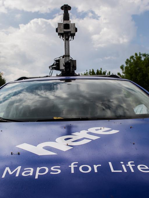 Ein Auto mit Kamera auf dem Dach fährt für den digitalen Kartendienst HERE durch Berlin, um Daten zu sammeln.