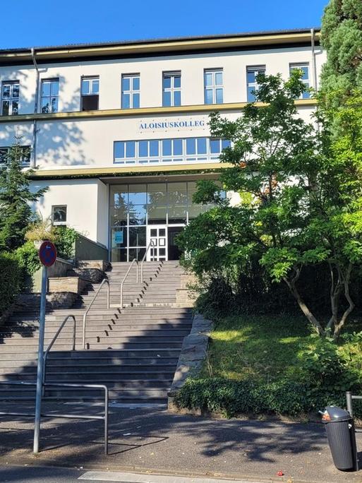 Eine Treppe führt zum Haupteingang des Aloisiuskollegs in Bonn-Bad Godesberg.