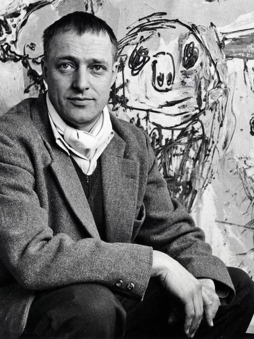 Der dänische Künstler Asger Jorn sitzt vor dem Gemälde "Lettre à mon fils", 1957