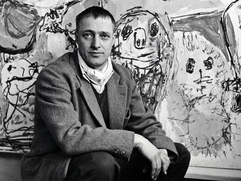 Der dänische Künstler Asger Jorn sitzt vor dem Gemälde "Lettre à mon fils", 1957