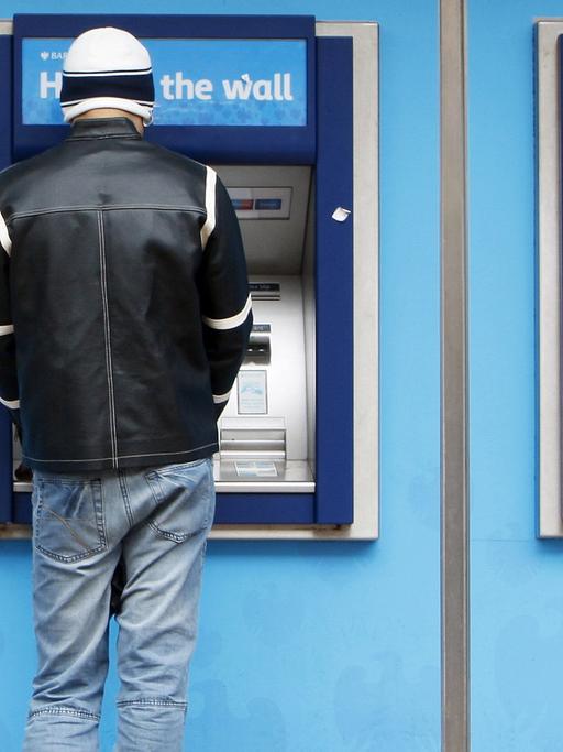 Ein Geldautomat in London.