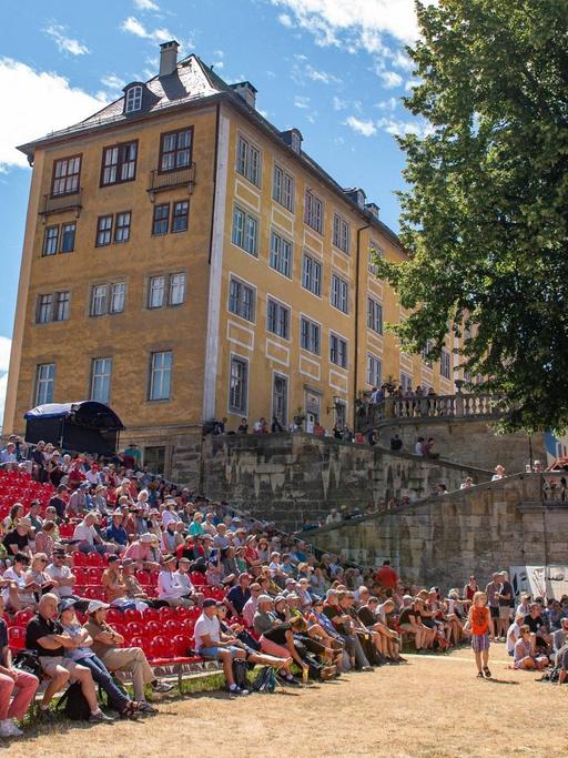 Die Burgterasse füllt sich beim 29. Rudolstadt Festival 2019.