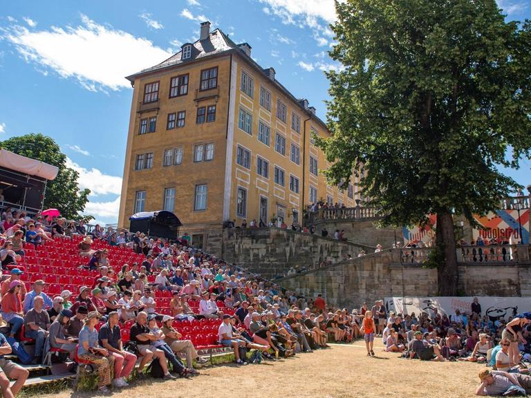 Die Burgterasse füllt sich beim 29. Rudolstadt Festival 2019.