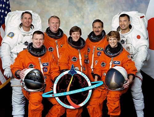 Das Team der Discovery: Steve Robinson, Jim Kelly, Andy Thomas, Wendy Lawrence, Charlie Camarda, Eileen Collins und Soichi Noguchi (von links nach rechts) Das Team der Discovery: Steve Robinson, Jim Kelly, Andy Thomas, Wendy Lawrence, Charlie Camarda, Eileen Collins und Soichi Noguchi (von links nach rechts)