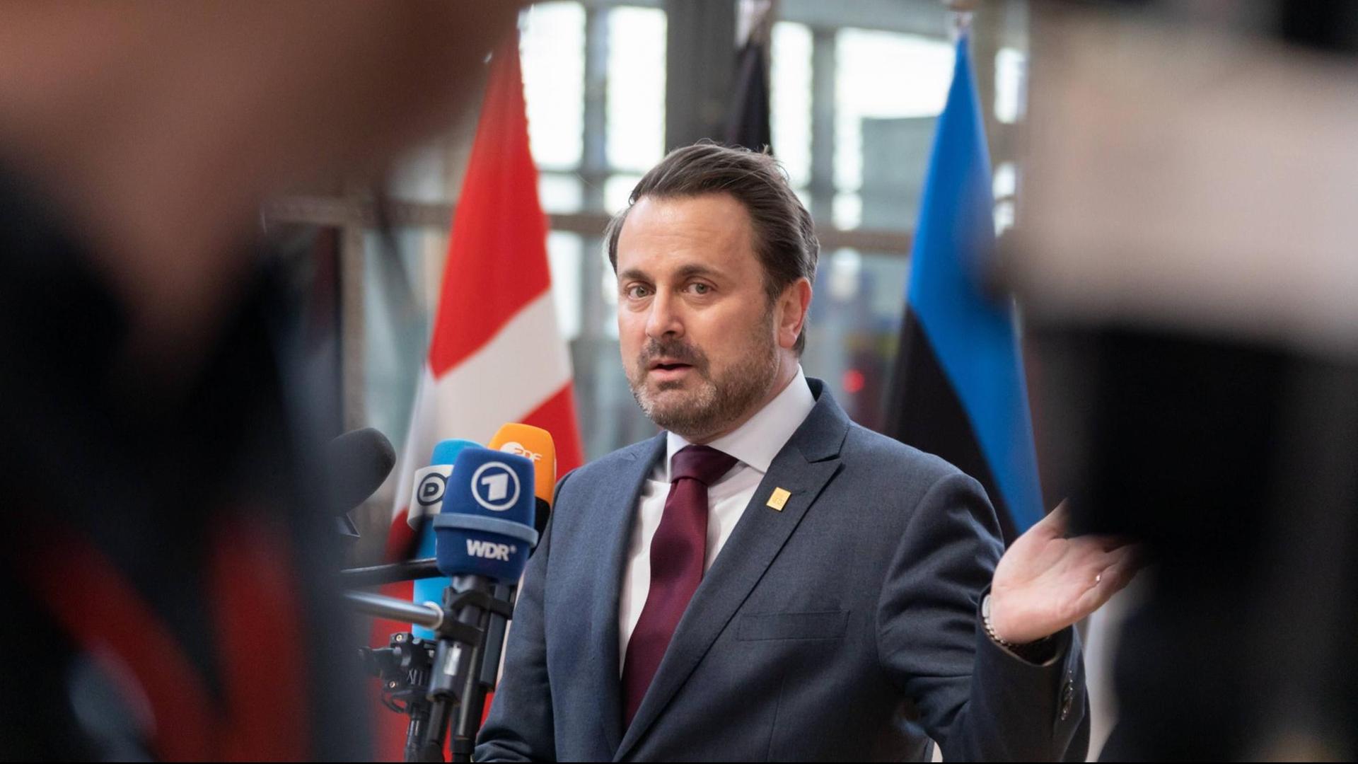 Luxemburg: Xavier Bettel in einer Pressekonferenz