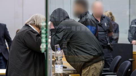 Der Angeklagte (r) unterhält sich im Oberlandesgericht Celle mit seinem Verteidiger durch eine Glasscheibe am 28.01.2020