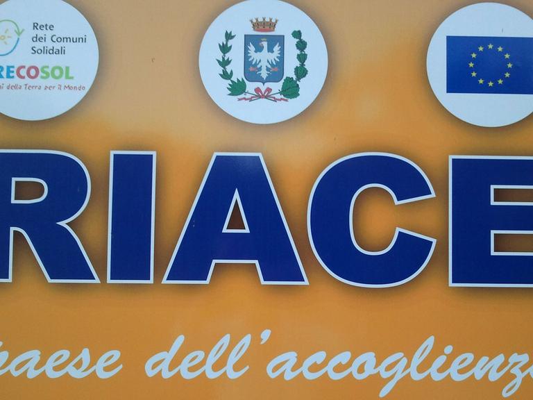Das Ortsschild von Riace in Kalabrien
