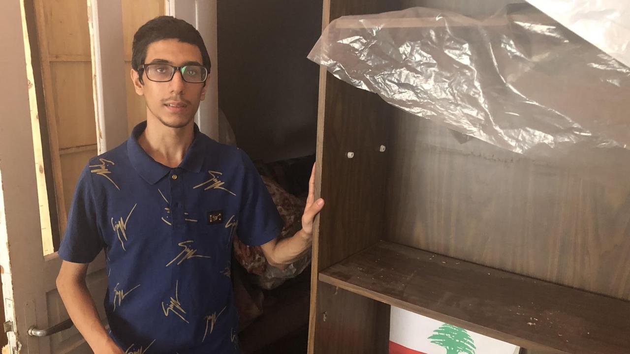 Der 17-jährige Khalil Abu Assi in der Wohnung seiner Familie nach der Explosion in Beirut im August 2020