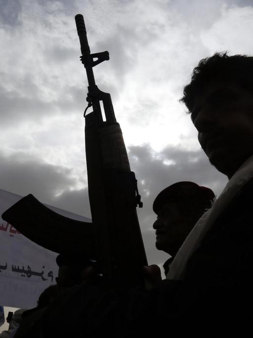 Ein Huthi-Rebell mit einer Waffe.