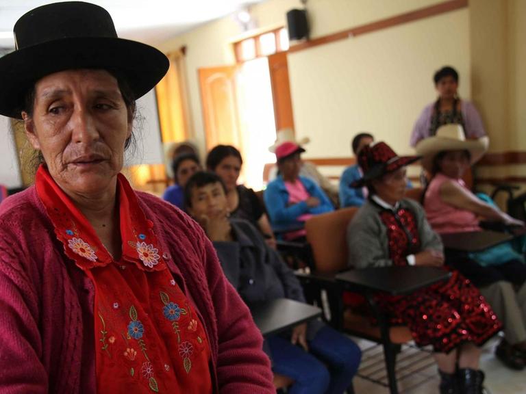 Opfer der Zwangssterilisierungen in Peru bei einem Treffen