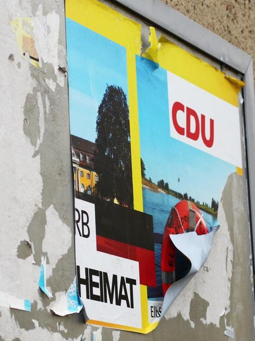 Sachsen-Anhalt: Ein abgerissenes Wahlplakat der CDU hängt an der Wand eines leerstehenden Hauses. Auf den verbliebenen Fetzen sind noch der Parteiname und das Wort "Heimat" zu lesen. Hier in der ostdeutschen Provinz hat die CDU viele Wähler an die AfD verloren.