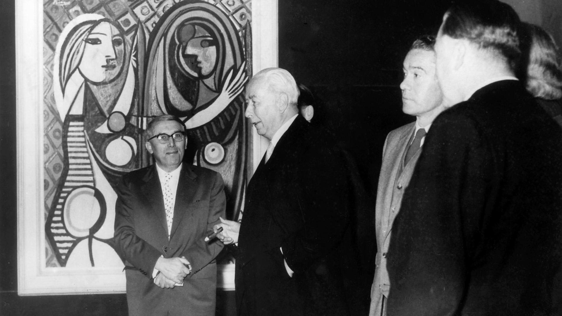 Bundespräsident Theodor Heuss im Gespräch mit Arnold Bode, einem der Gründer der documenta, vor einem Picasso Gemälde bei der ersten documenta 1955
