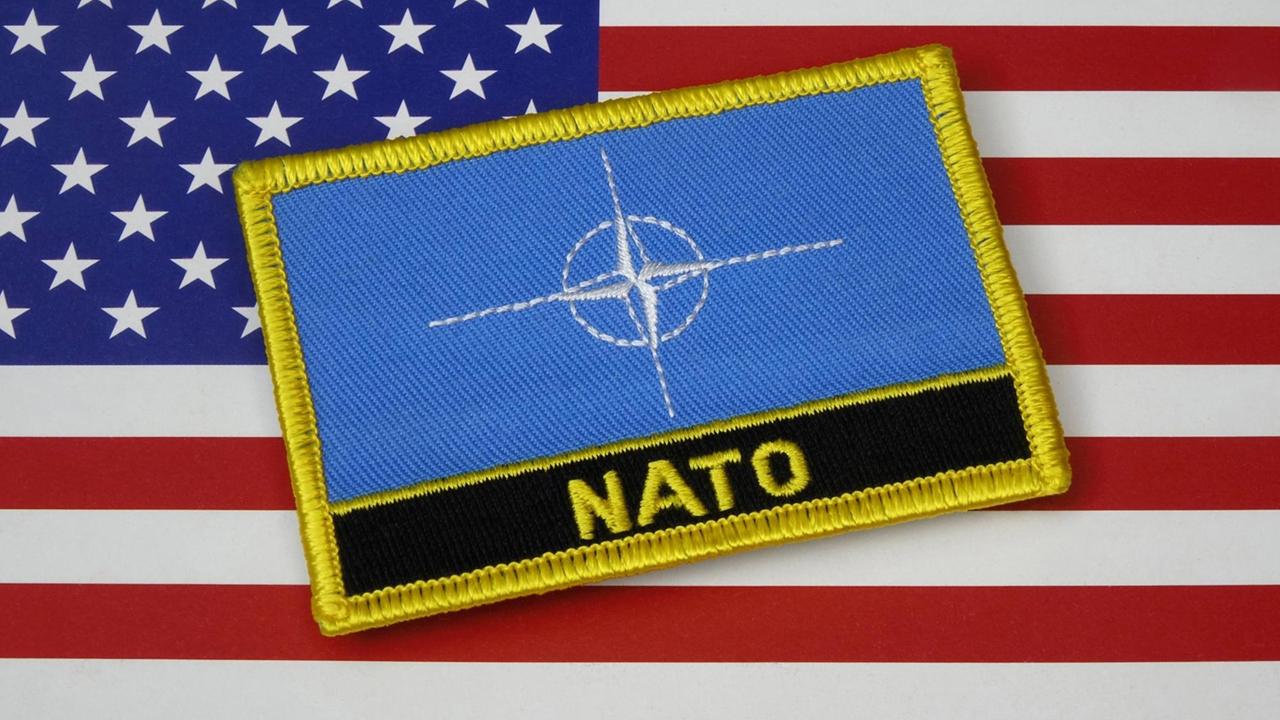 NATO-Symbol auf USA-Flagge NATO-Symbol auf USA-Flagge, 09.08.2020, Borkwalde, Brandenburg, Auf einer Fahne der USA liegt ein NATO-Symbol. *** NATO symbol on USA flag NATO symbol on USA flag, 09 08 2020, Borkwalde, Brandenburg, On a flag of the USA is a NATO symbol