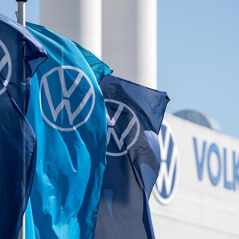 Fahnen mit dem VW-Logo wehen im Fahrzeugwerk von Volkswagen in Zwickau. 