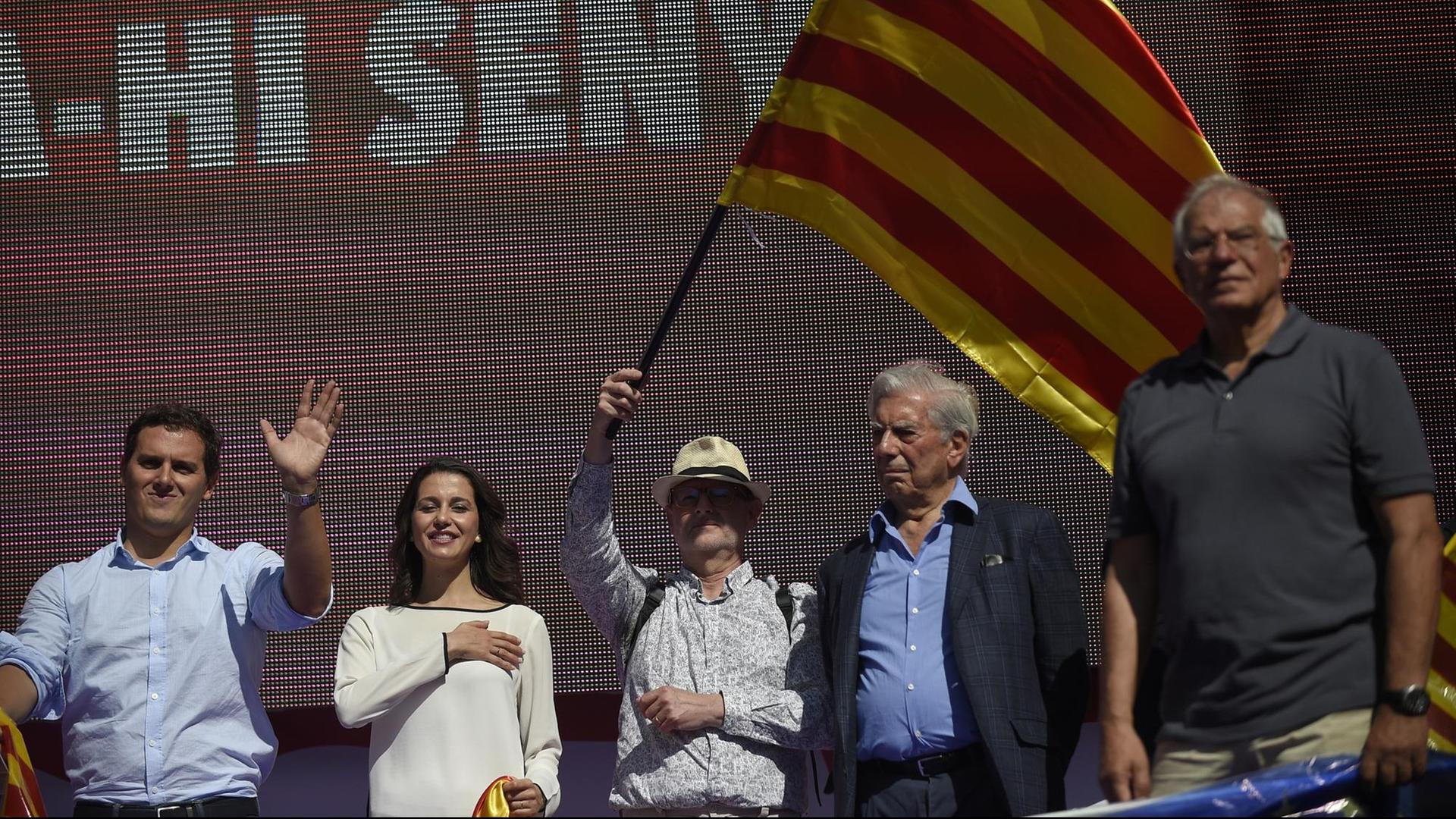 Albert Rivera (Ciudadanos), Ines Arrimadas (PP), Mario Vargas Llosa und Josep Borrell (v.l.n.r.) demonstrieren in Barcelona gegen die Unabhängigkeit Kataloniens.