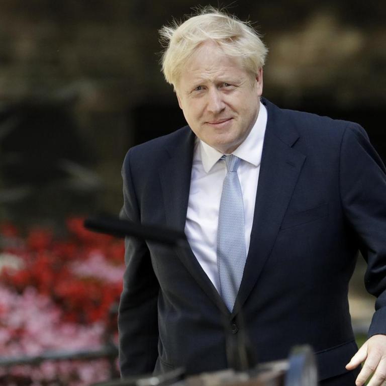 Boris Johnson am Rednerpult vor Downing Street No 10