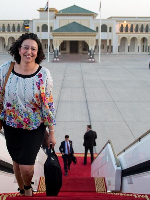 Lamia Messari-Becker von der Universität Siegen steigt in Abu Dhabi (Vereinigte Arabische Emirate) in ein Flugzeug der Flugbereitschaft der Bundeswehr.