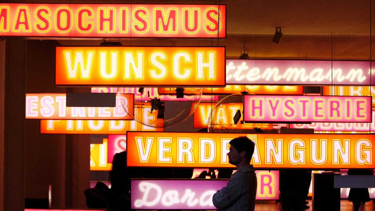 Besucher gehen am Dienstag (11.04.2006) in Berlin durch die Ausstellung, die das Jüdische Museum anlässlich des 150. Geburtstages von Sigmund Freud zeigt. Zu sehen ist ein interaktives Labyrinth psychoanalytischer Grundbegriffe.