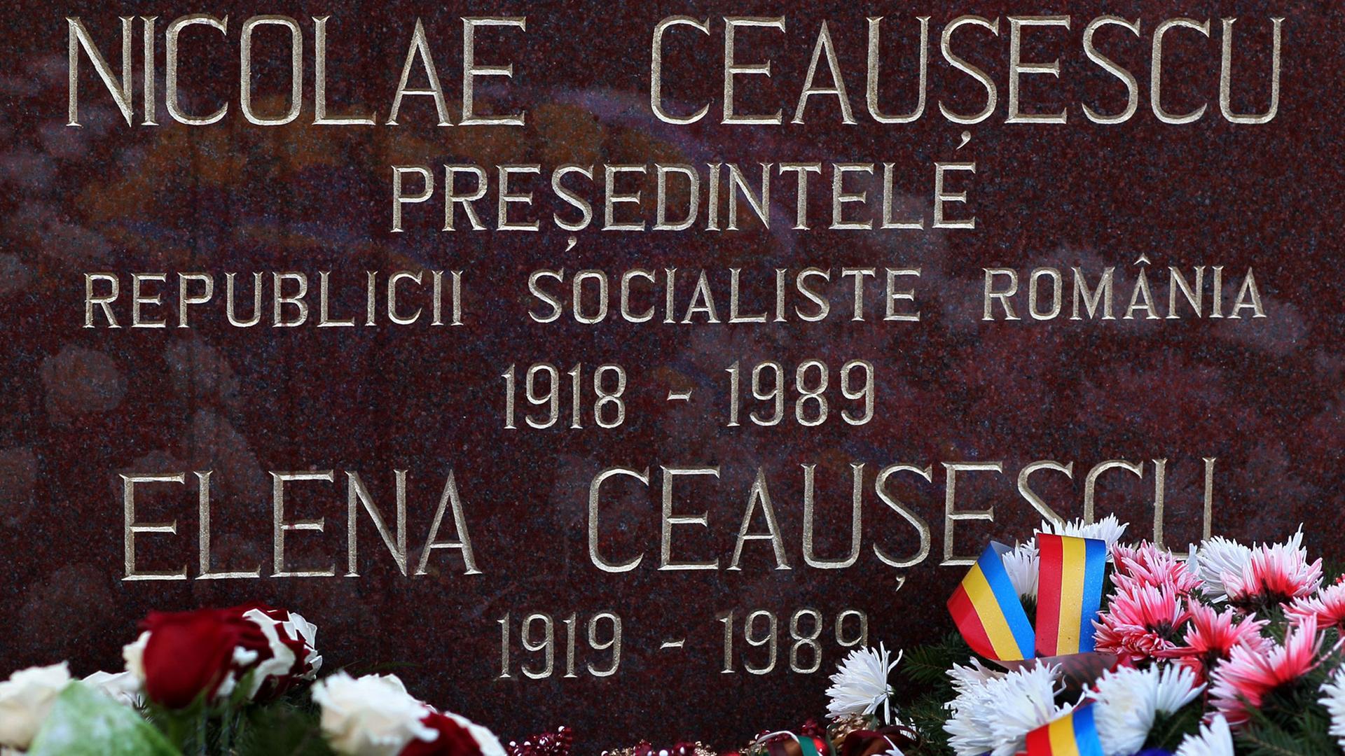 Der Grabstein von Nicolae Ceausescu und seiner Frau Elena in Bukarest.