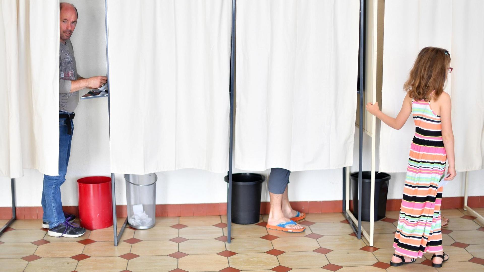 In Frankreich wird eine neue Nationalversammlung gewählt - das Bild zeigt Wahlkabinen, in denen Bürger votieren.