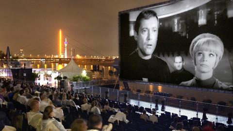 In einem Open-Air-Kino wird ein Film aus der Science-Fiction-Serie "Raumpatrouille – Die phantastischen Abenteuer des Raumschiffes Orion" gezeigt.