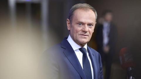 EU-Ratspräsident Donald Tusk kommt am 14.12.2017 in Brüssel (Belgien) zum EU-Gipfel. Auf der Agenda des zweitägigen Treffens stehen unter anderem die Verteidigungsunion, die Migrationspolitik, die Reform der Eurozone und der Fortgang der Brexit-Gespräche.