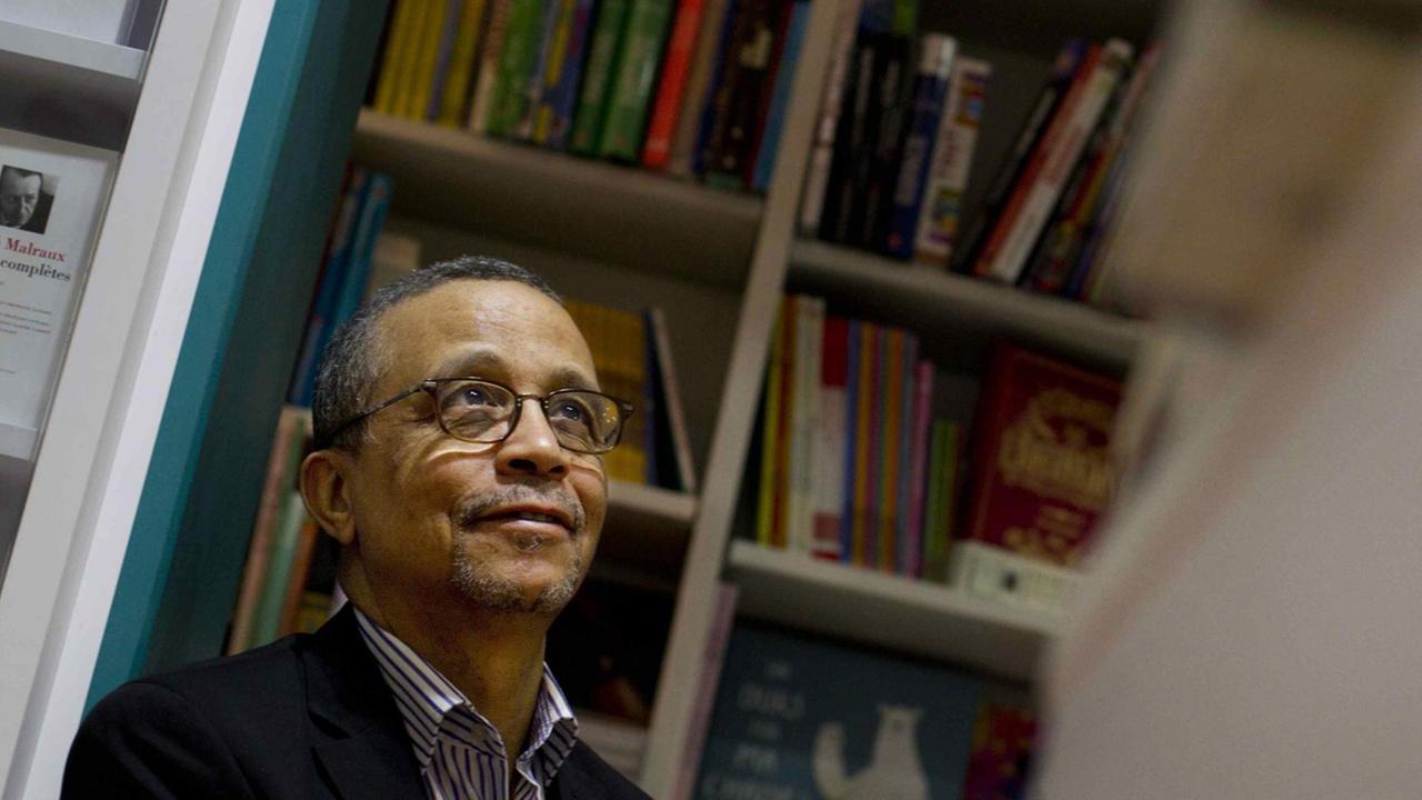 Mohammed Moulessehoul vor einer Bücherwand
