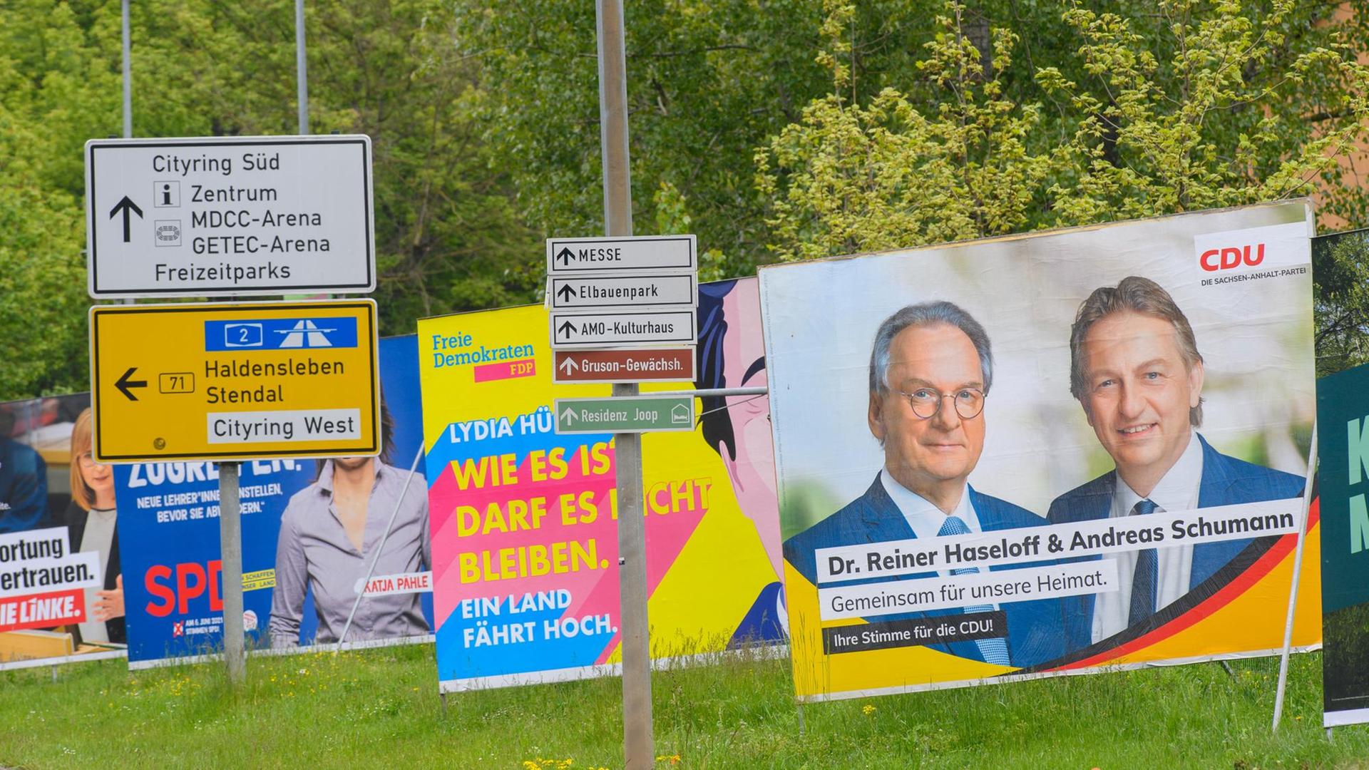 Wahlplakate für die Landtagswahl in Sachsen-Anhalt.