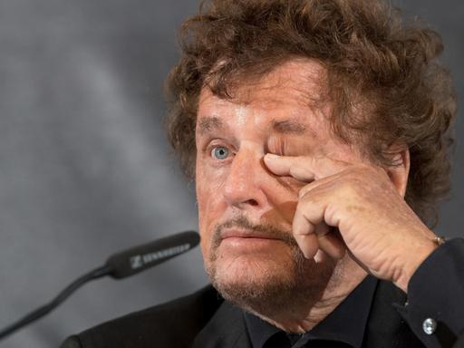 Der Regisseur Dieter Wedel spricht in ein Mikrofon.