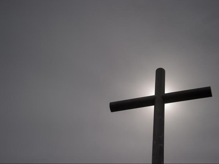 Ein Kreuz im Nebel.