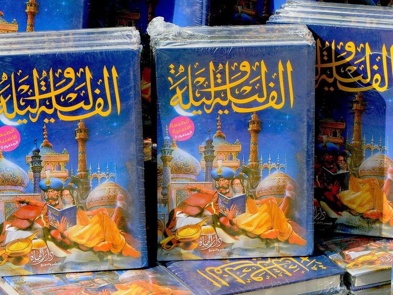 Gesamtausgaben des berühmten Märchenwerkes "1001 Nacht" an einem Verkaufsstand auf der Internationalen Buchmesse Kairo