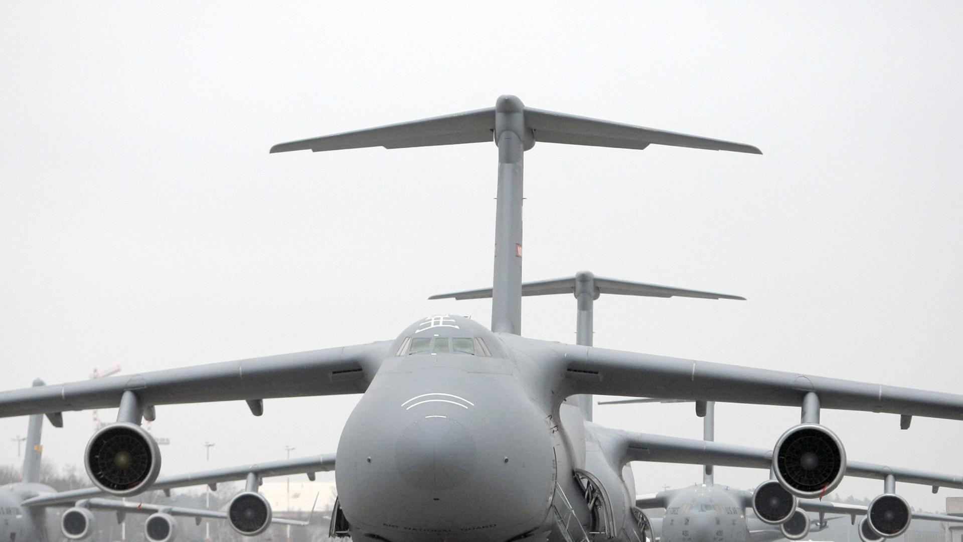 Große grau angestrichene Transportflugzeuge der US-Luftwaffe stehen auf dem Militärflugplatz in Ramstein Große grau angestrichene Transportflugzeuge der US-Luftwaffe stehen auf dem Militärflugplatz in Ramstein
