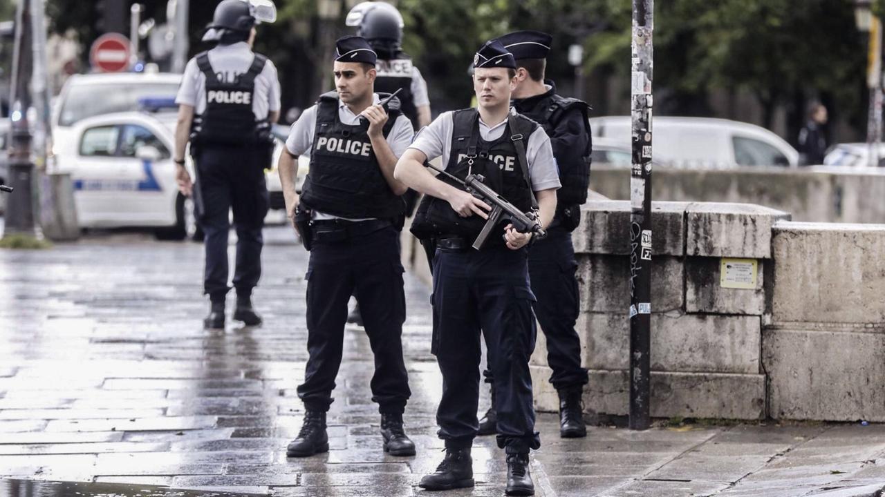 Bewaffnete Polizisten in Paris, nahe der Notre Dame Kathedrale, 6. Juni 2017.