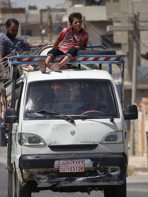 Syrische Zivilisten verlassen die Stadt Daraa nach anhaltenden Kämpfen und Beschuss.
