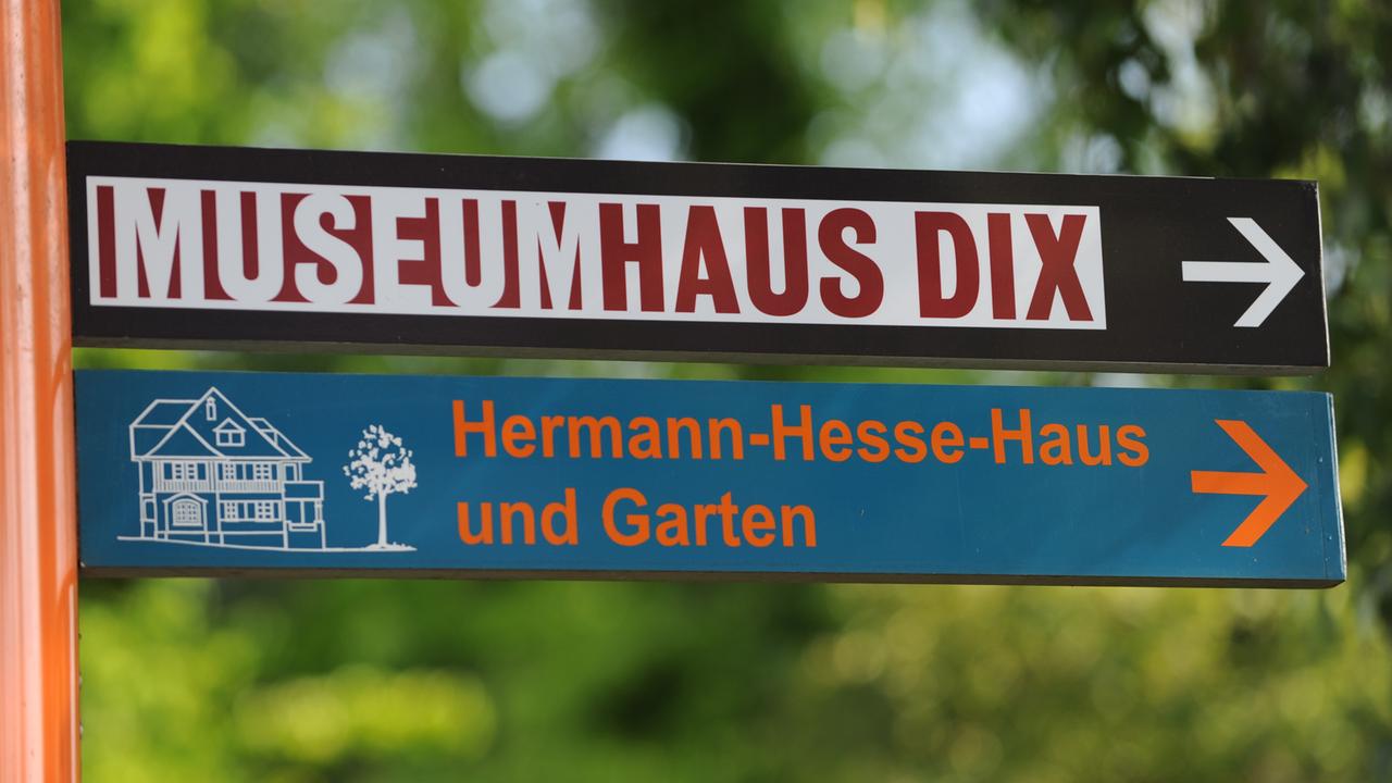 Ein Schild weist in Gaienhofen (Baden-Württemberg) auf das Museum Haus Dix hin.