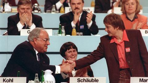 Bundeskanzler Helmut Kohl gratuliert seiner neugewählten Stellvertreterin Angela Merkel auf dem CDU-Parteitag 1991.