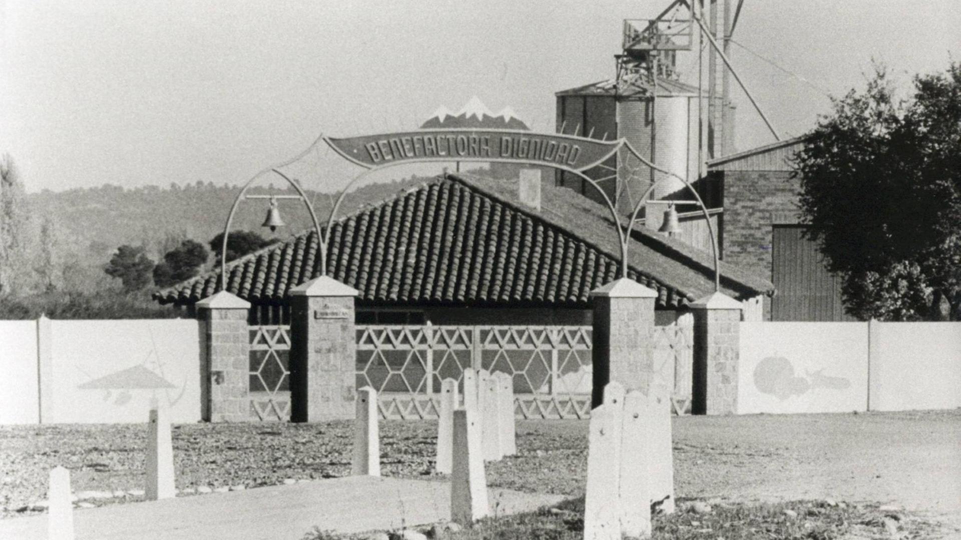 Das Gelände der Colonia Dignidad in Chile, das Tor einer Fabrik, 1989.