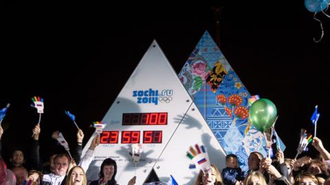 In Kaliningrad feiern Menschen die Olympischen Spiele, die in 100 Tagen beginnen