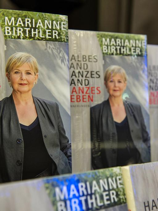 Das neue Buch von Marianne Birthler steht am 04.03.2014 in Berlin auf einem Tisch im Kino Babylon. Dort stellte die ehemalige Bundesbeauftragte fü die Stasi-Unterlagen ihr Werk mit dem Titel "Halbes Land, Ganzes Land, Ganzes Leben" bei einer Gesprächsrunde vor.