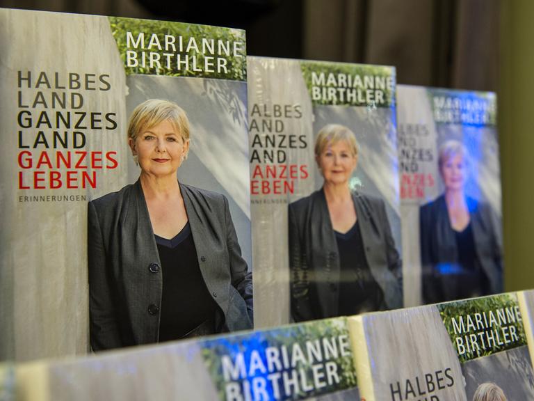 Das neue Buch von Marianne Birthler steht am 04.03.2014 in Berlin auf einem Tisch im Kino Babylon. Dort stellte die ehemalige Bundesbeauftragte fü die Stasi-Unterlagen ihr Werk mit dem Titel "Halbes Land, Ganzes Land, Ganzes Leben" bei einer Gesprächsrunde vor.