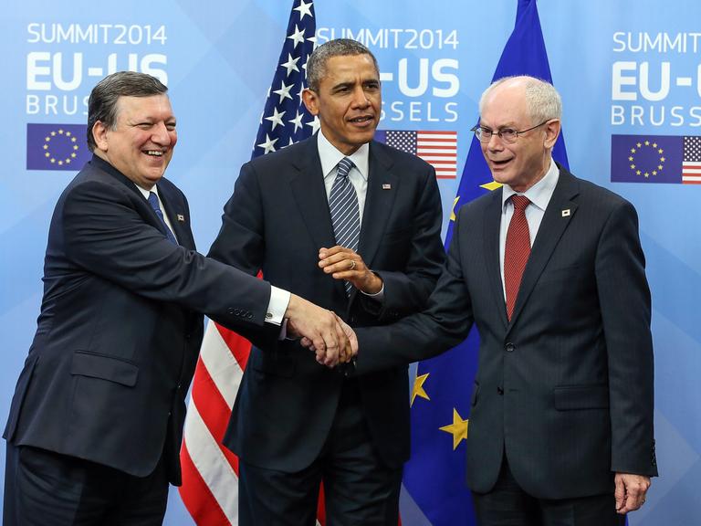 Brüssel-Besuch, 26. März 2014: US-Präsident Barack Obama (Mitte), EU-Kommissionspräsident Jose Manuel Barroso (l.) und der Präsident des Europäischen Rates, Herman Achille Van Rompuy (r.)