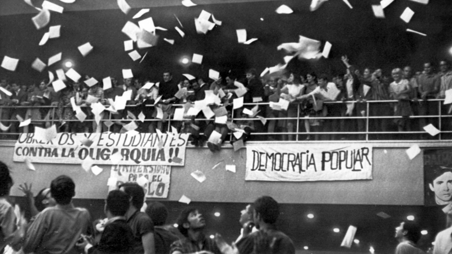 Oppositionelle Studenten lassen am Abend des 18.05.1968 bei einem Folklore-Konzert in der Fakultät für Wirtschafts- und Politische Wissenschaften der Universität in Madrid Flugblätter auf ihre Kommilitonen niederregnen.