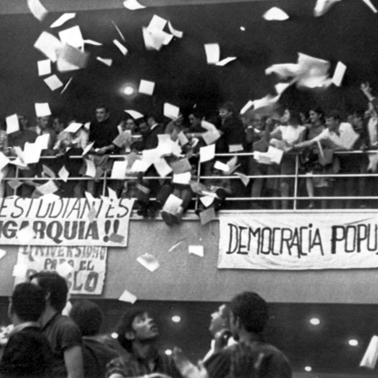 Oppositionelle Studenten lassen am Abend des 18.05.1968 bei einem Folklore-Konzert in der Fakultät für Wirtschafts- und Politische Wissenschaften der Universität in Madrid Flugblätter auf ihre Kommilitonen niederregnen.