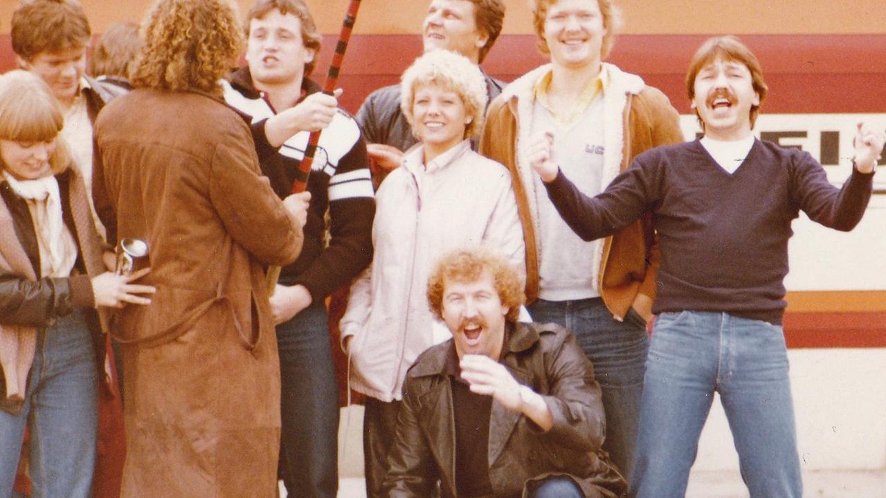Kneipenbesitzer Theo Finzel und seine Freunde 1981 aus Frankfurt am Main unterwegs zum Spiel