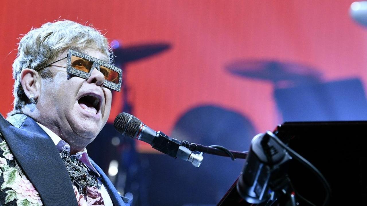 Elton John während seines Konzert am Mittwoch 01. Mai in der Wiener Stadthalle. Er sitzt im Anzug und mit bunter Sonnenbrille am Klavier und singt. Elton John während seines Konzert am Mittwoch 01. Mai in der Wiener Stadthalle. Er sitzt im Anzug und mit bunter Sonnenbrille am Klavier und singt.