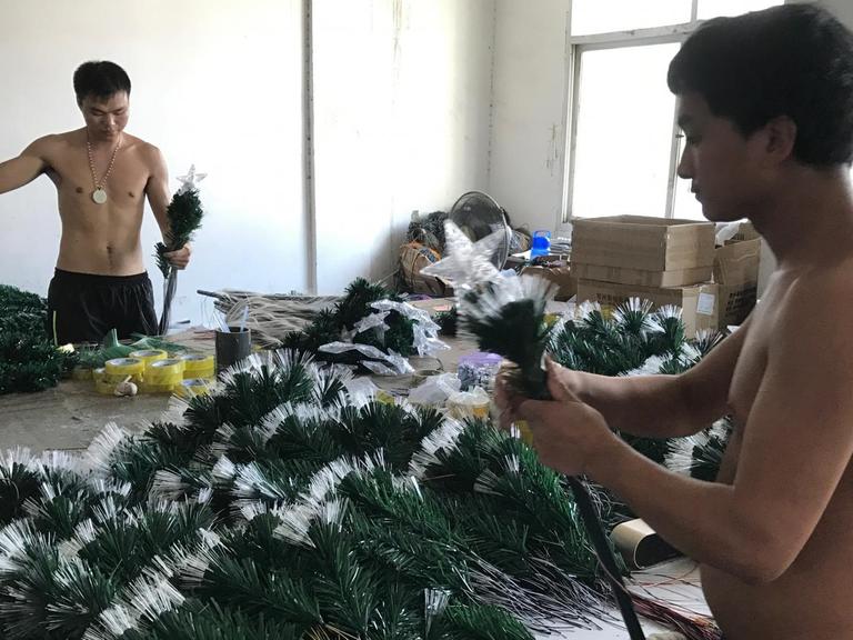 Arbeitsalltag in einer Fabrik in Yiwu, in der Weihnachtsartikel produziert werden.