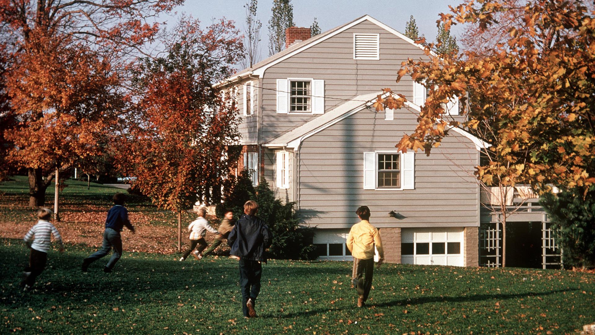 Spielende Kinder im Garten eines Einfamilienhauses im "Watson-Hill"-Gebiet von Ossining im US-Bundesstaat New York.