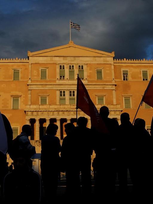 Vor dem Parlament in Athen demonstrieren Menschen gegen die Politik ihrer Regierung