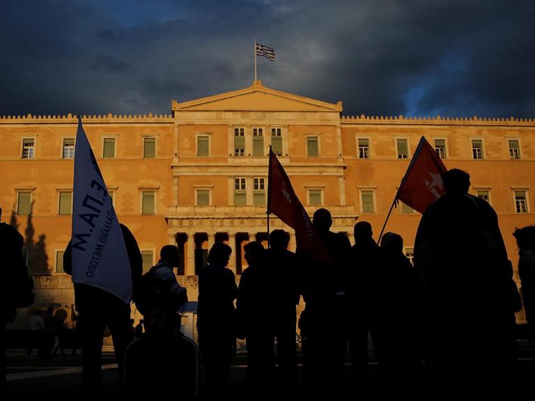 Vor dem Parlament in Athen demonstrieren Menschen gegen die Politik ihrer Regierung